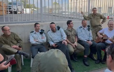 החזנים הצבאיים פצחו בשירה כואבת בבסיס בו מזהים גופות | צפו