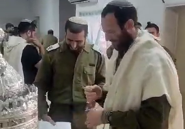 כך חגגו החברים בבסיס לחבר שהיה אמור להתחתן שבוע שעבר