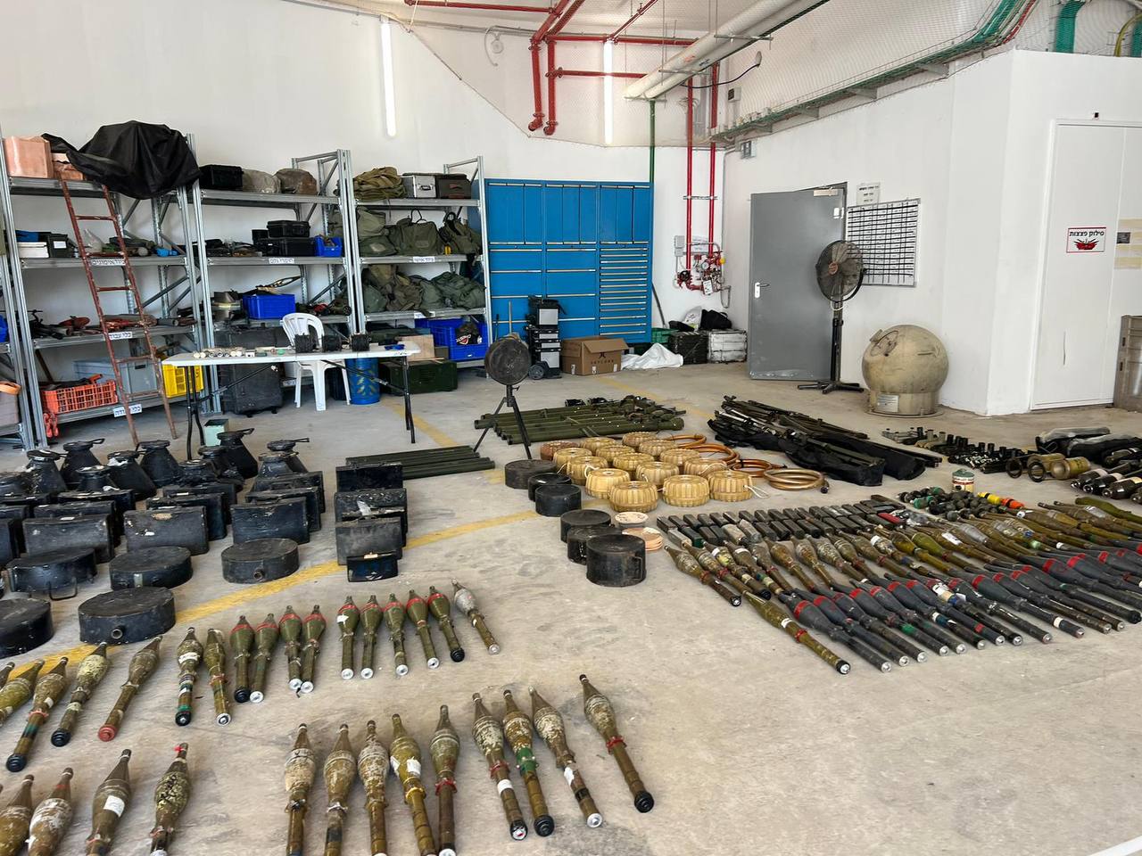 חלק מאמצעי הלחימה שהביאו המחבלים ונתפסו ע"י יחידות צה"ל 