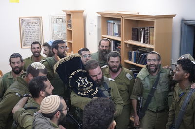 ספר התורה הוכנס מחדש לבית הכנסת בו נרצחו החיילים | צפו