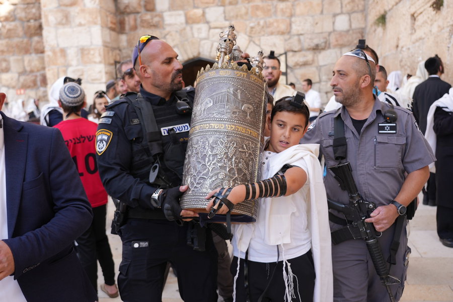 השוטרים חגגו בר מצוה בכותל לנער שניצל מהתופת בשדרות