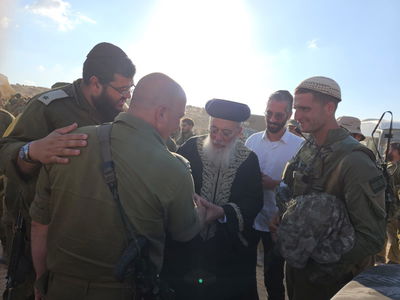 תיעוד: הראשל"צ בא לחזק את הלוחמים ופגש את נכדו | צפו