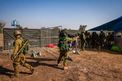 "ניצל את הכאוס". חיילי צה"ל סמוך למקום הטבח ביישוב רעים בעוטף עזה