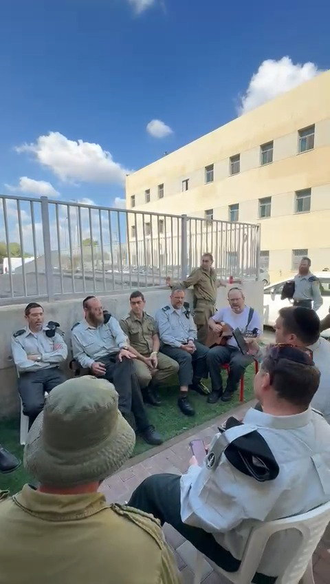 שרים בבסיס