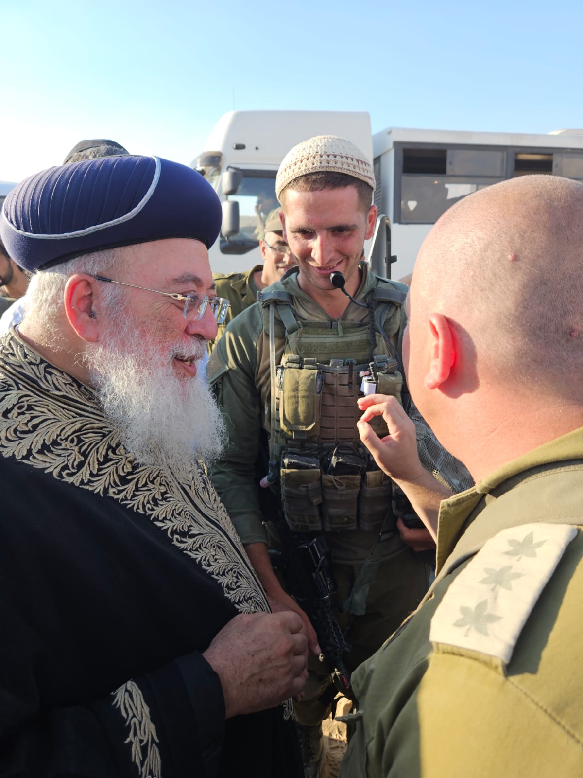 תיעוד: הראשל"צ בא לחזק את הלוחמים ופגש את נכדו | צפו