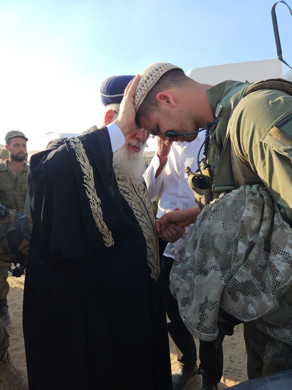 תיעוד: הראשל"צ בא לחזק את הלוחמים ופגש את נכדו | צפו