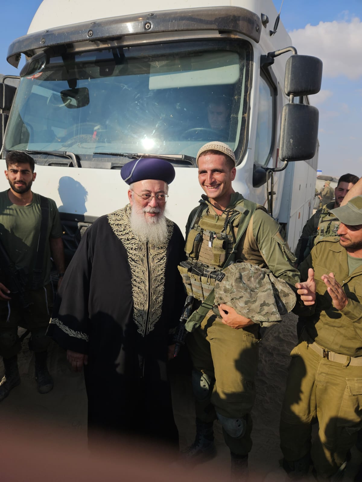 תיעוד: הראשל"צ בא לחזק את הלוחמים ופגש את נכדו | צפו