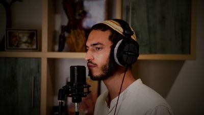 אליה הלל בביצוע תפילה לראש חודש: "יחדשהו"