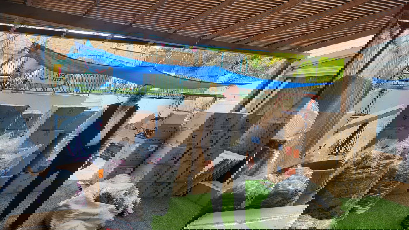 הרב ראובן סקלר במבצע העברת ציוד