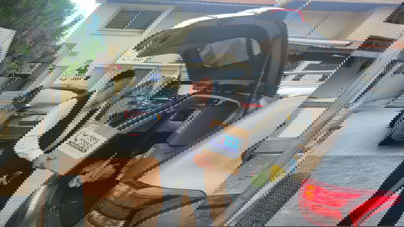 הרב ראובן סקלר- יו"ר 'חיים לילד' במבצע העברת ציוד לחולים וקשישים