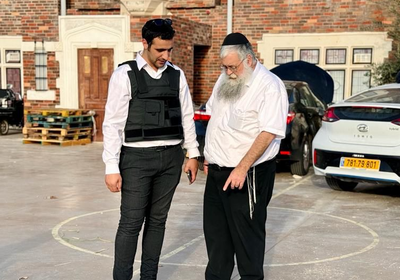 שליח חב"ד ניצל בנס מפגיעה ישירה | צפו בשחזור הדרמטי