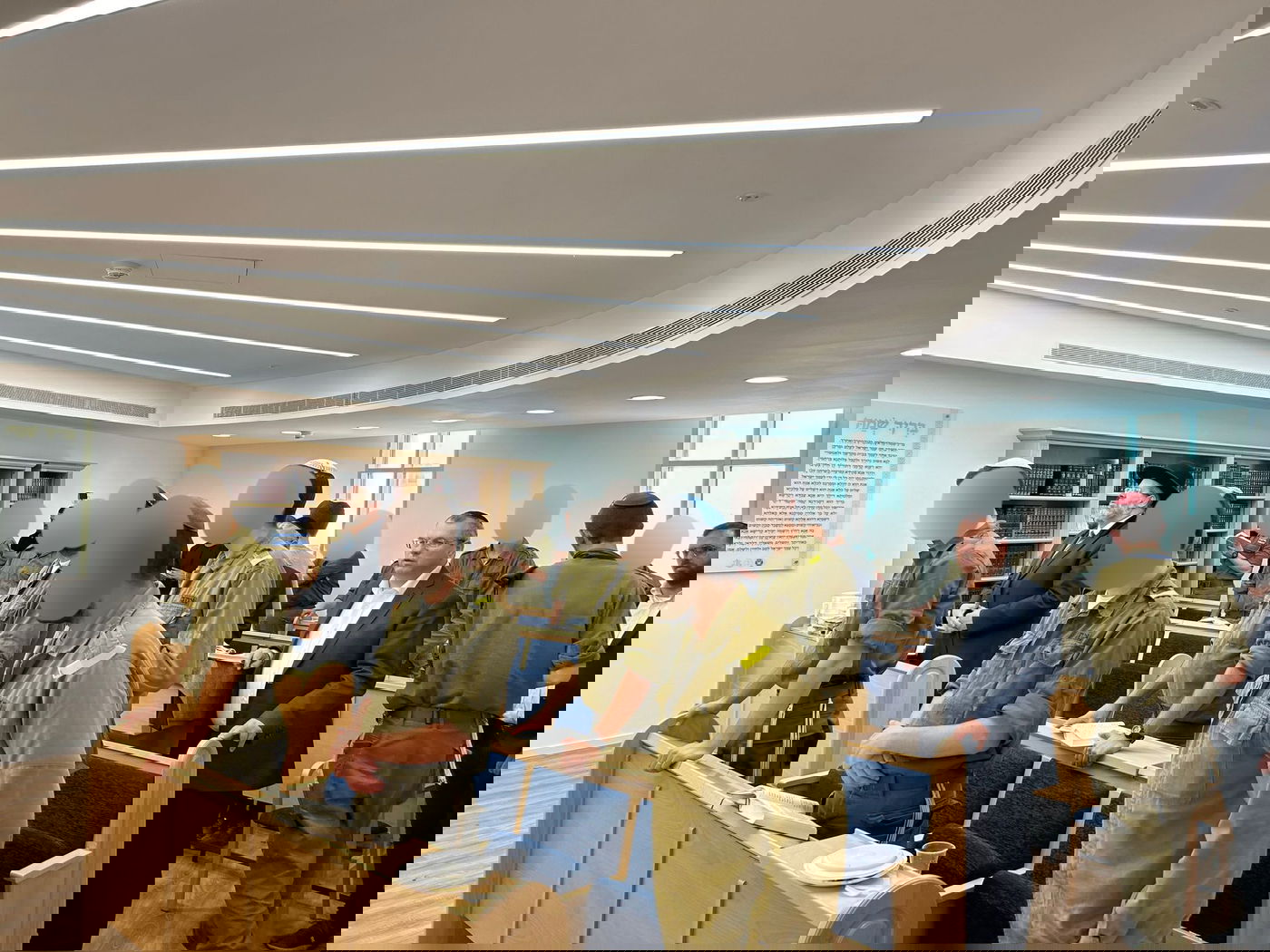 הרב הראשי הגר"ד לאו ביקר בבסיס חיל האוויר וחיזק את החיילים