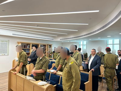 הרב הראשי הגר"ד לאו ביקר בבסיס חיל האוויר וחיזק את החיילים
