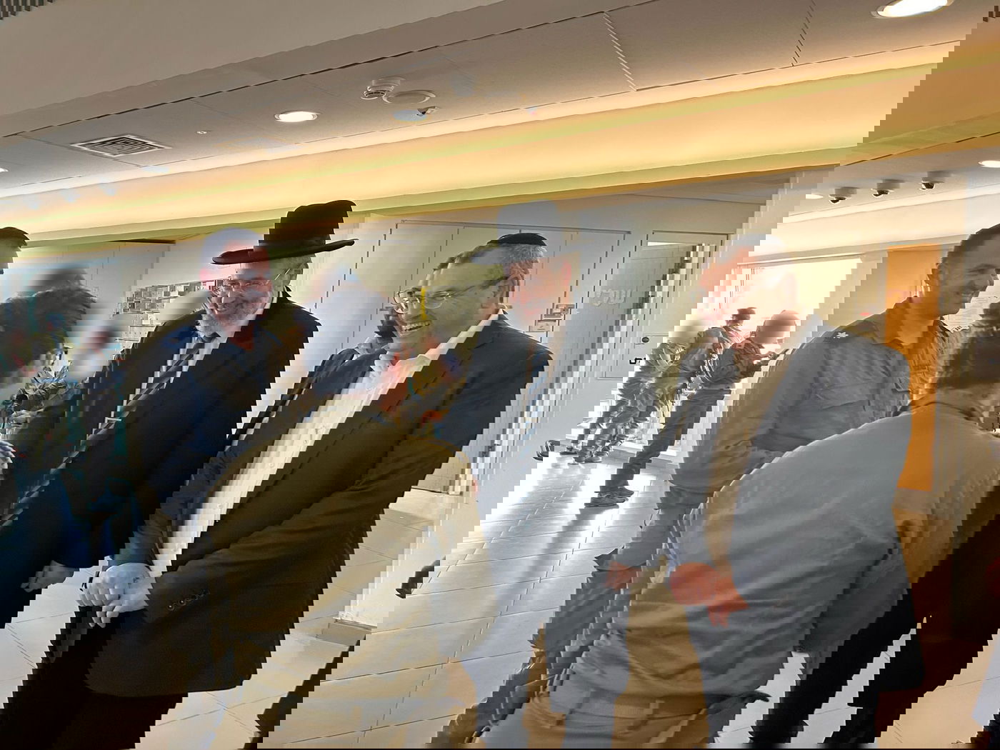 הרב הראשי הגר"ד לאו ביקר בבסיס חיל האוויר וחיזק את החיילים