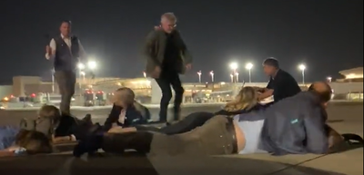 המשלחת על קרקע המסלול 