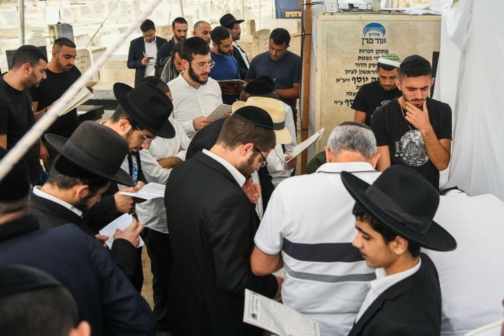 מתפללים על ציונו של מרן זצ"ל ביום פטירתו