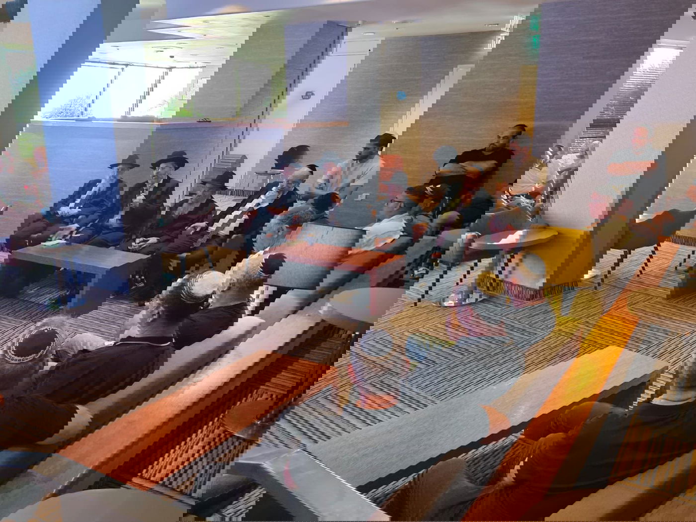 מרגש: הרב הראשי בברכת 'הגומל' עם ניצולי טבח חמאס. צפו