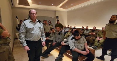 תיעוד מרגש: חזנים צבאיים מחזקים האחד את השני בהפוגה בין הלווית