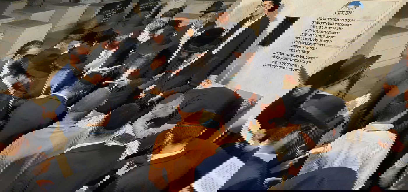 הראשון לציון עלה לציון אביו מרן זצ"ל עם מניין מצומצם | צפו