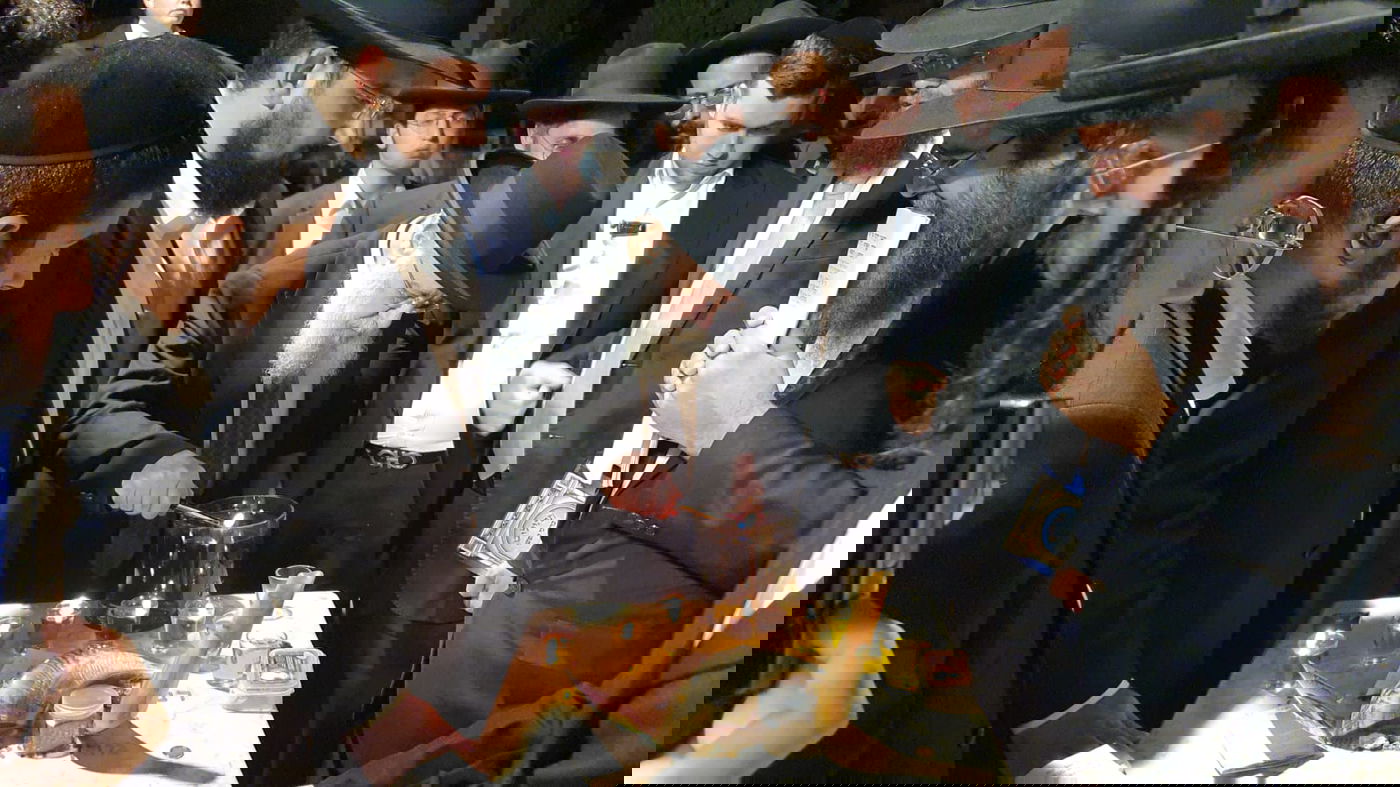 הראשון לציון עלה לציון אביו מרן זצ"ל עם מניין מצומצם | צפו