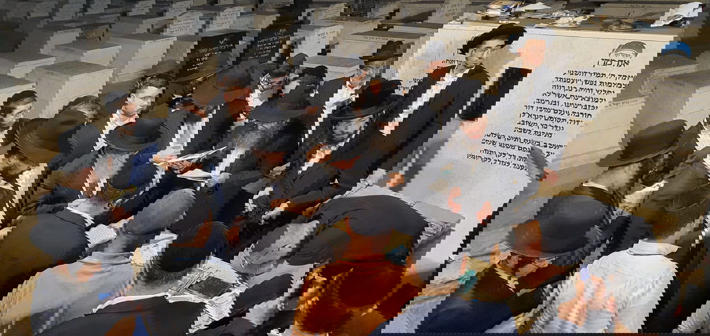 הראשון לציון עלה לציון אביו מרן זצ"ל עם מניין מצומצם | צפו