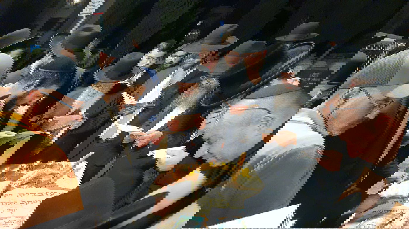 הראשון לציון עלה לציון אביו מרן זצ"ל עם מניין מצומצם | צפו