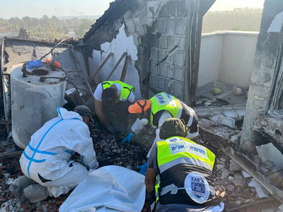 תיעוד מצמרר: הקדיש לאחר חילוץ הגופות שהתגלו בבארי