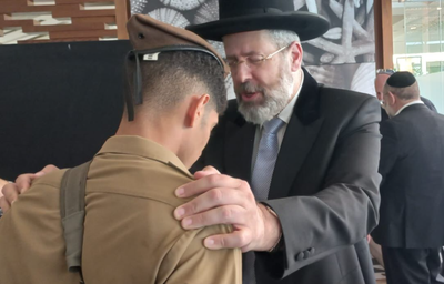 מרגש: הרב הראשי בברכת 'הגומל' עם ניצולי טבח חמאס. צפו