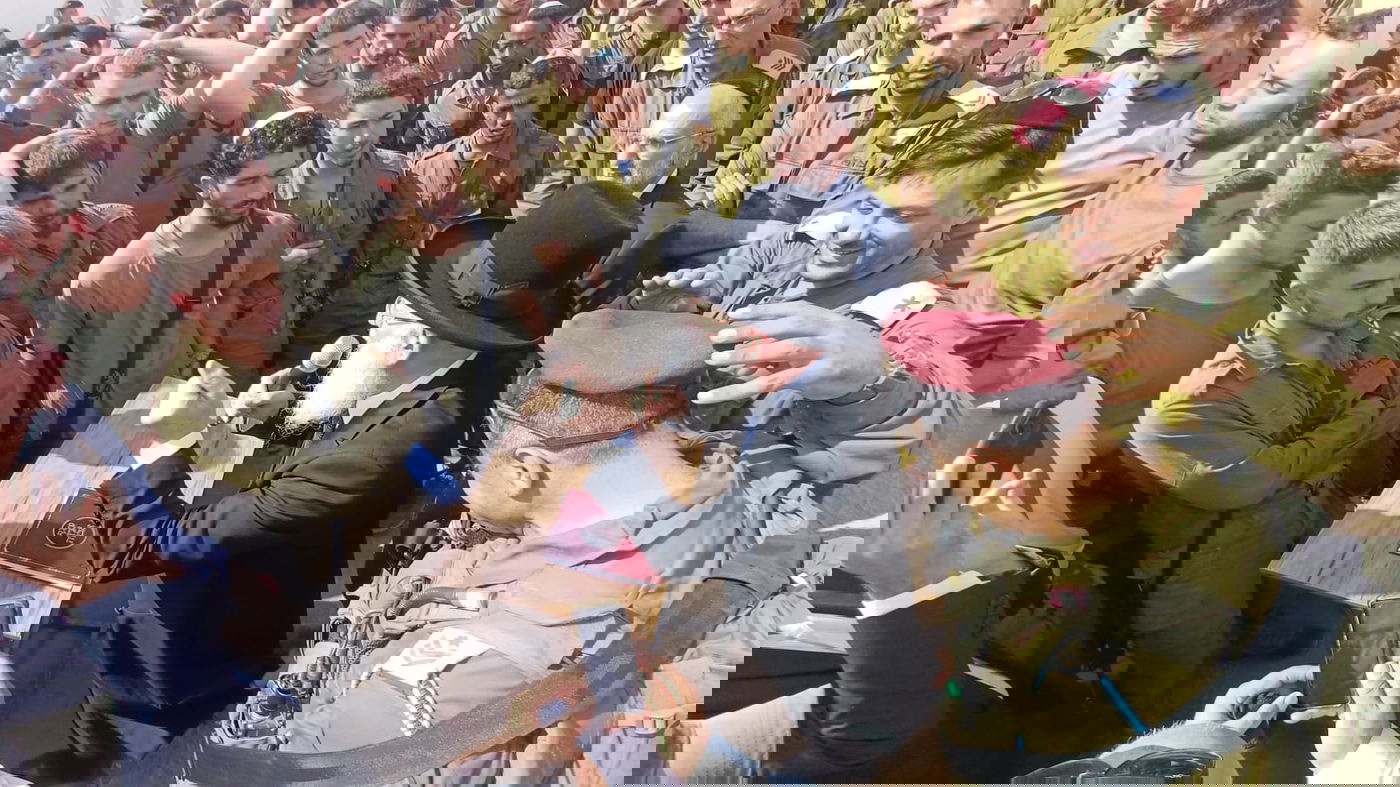 מרגש: הגאון רבי ראובן אלבז התפלל ורקד עם הלוחמים בדרום