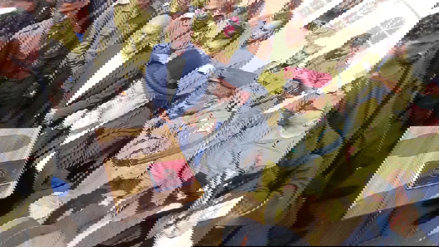 מרגש: הגאון רבי ראובן אלבז התפלל ורקד עם הלוחמים בדרום