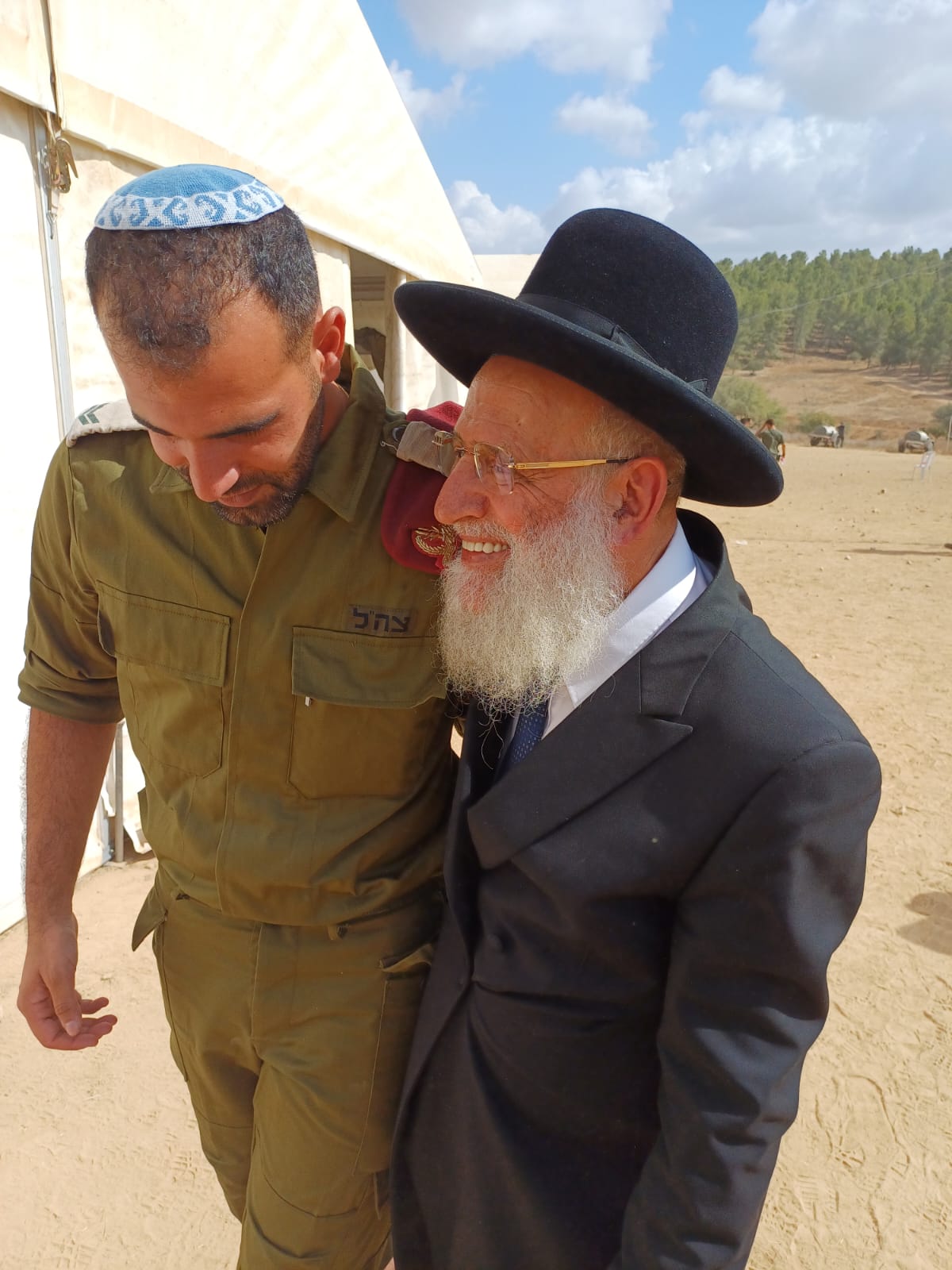 מרגש: הגאון רבי ראובן אלבז התפלל ורקד עם הלוחמים בדרום