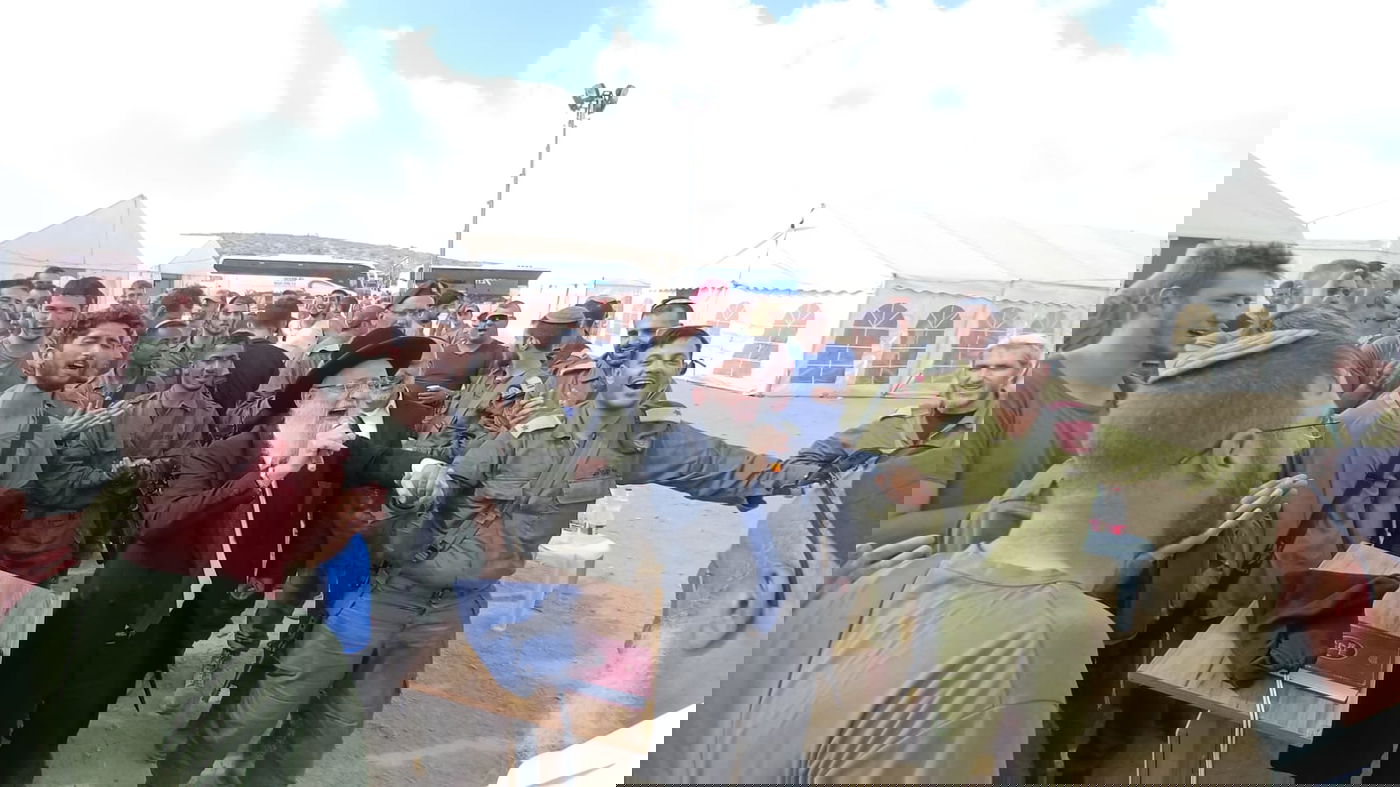 מרגש: הגאון רבי ראובן אלבז התפלל ורקד עם הלוחמים בדרום