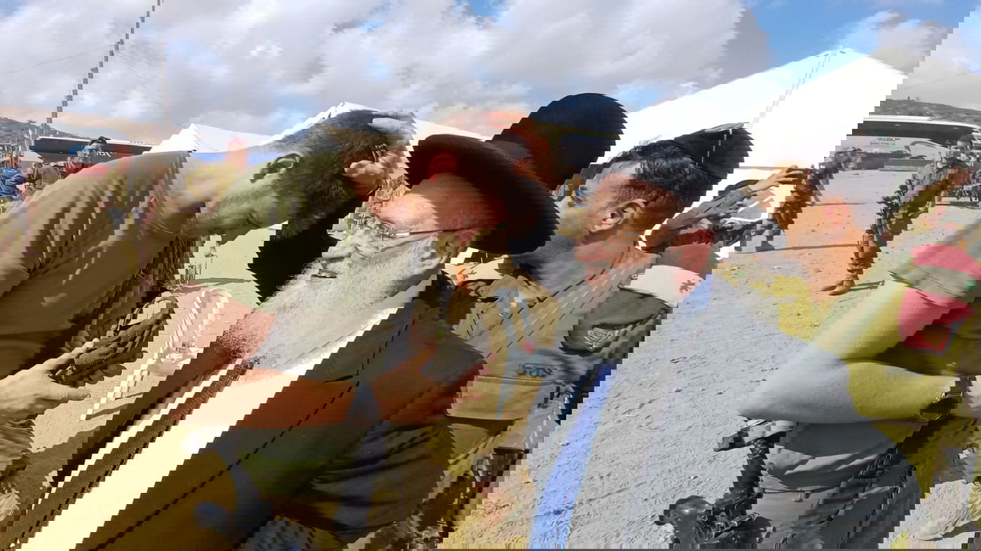 מרגש: הגאון רבי ראובן אלבז התפלל ורקד עם הלוחמים בדרום