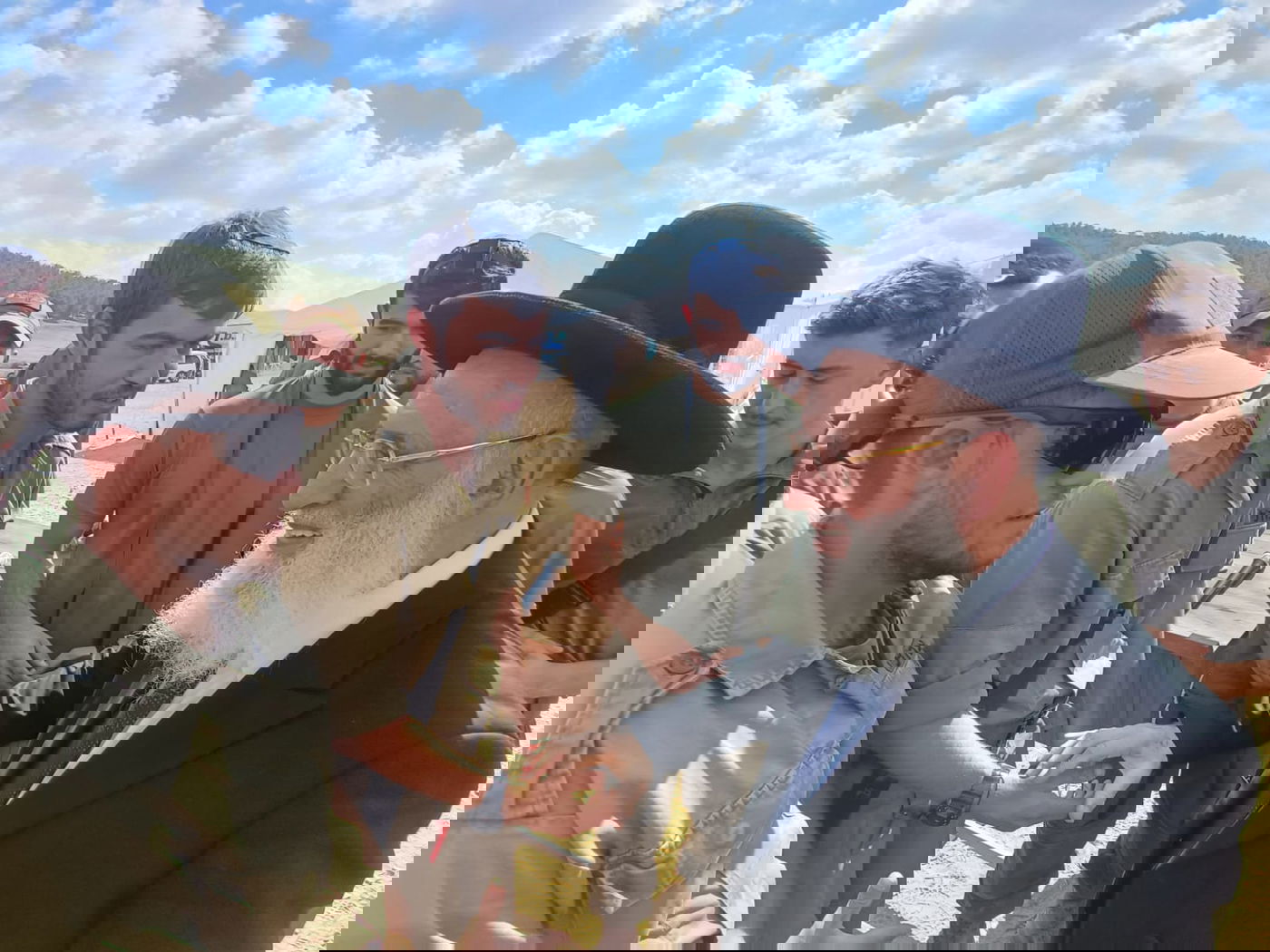 מרגש: הגאון רבי ראובן אלבז התפלל ורקד עם הלוחמים בדרום