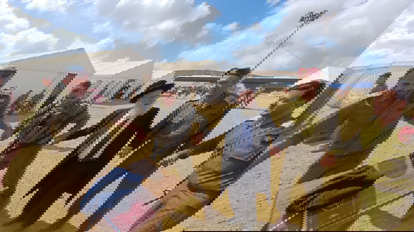 מרגש: הגאון רבי ראובן אלבז התפלל ורקד עם הלוחמים בדרום