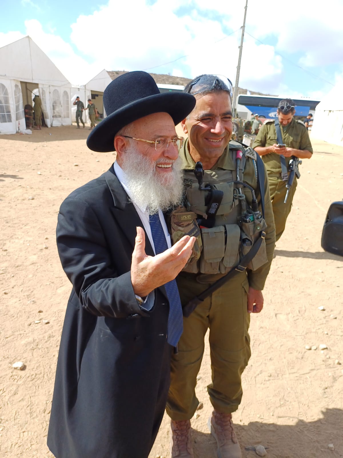 מרגש: הגאון רבי ראובן אלבז התפלל ורקד עם הלוחמים בדרום