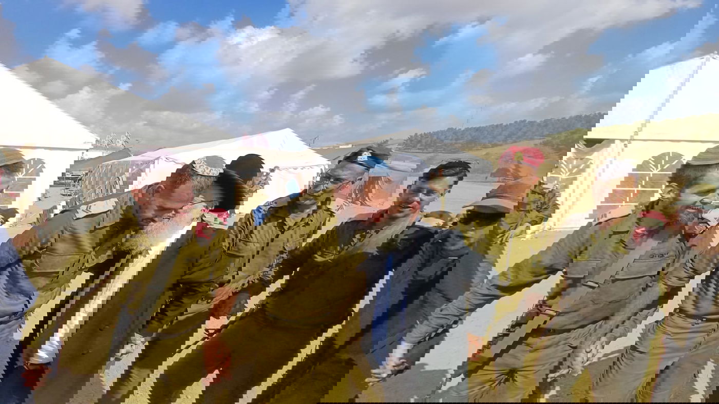 מרגש: הגאון רבי ראובן אלבז התפלל ורקד עם הלוחמים בדרום