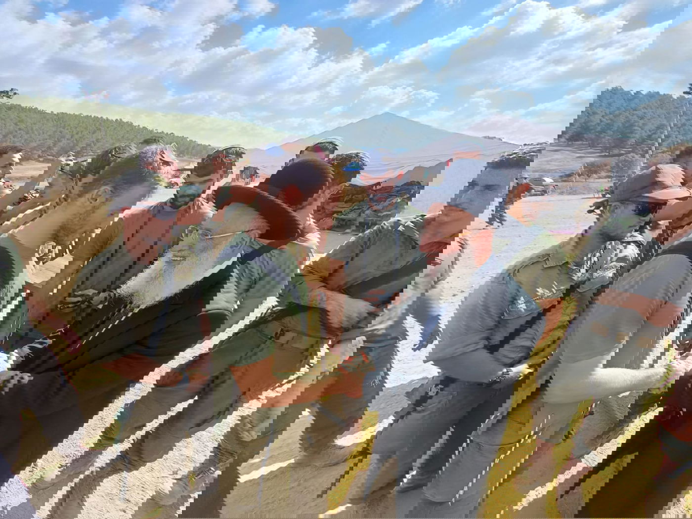 מרגש: הגאון רבי ראובן אלבז התפלל ורקד עם הלוחמים בדרום