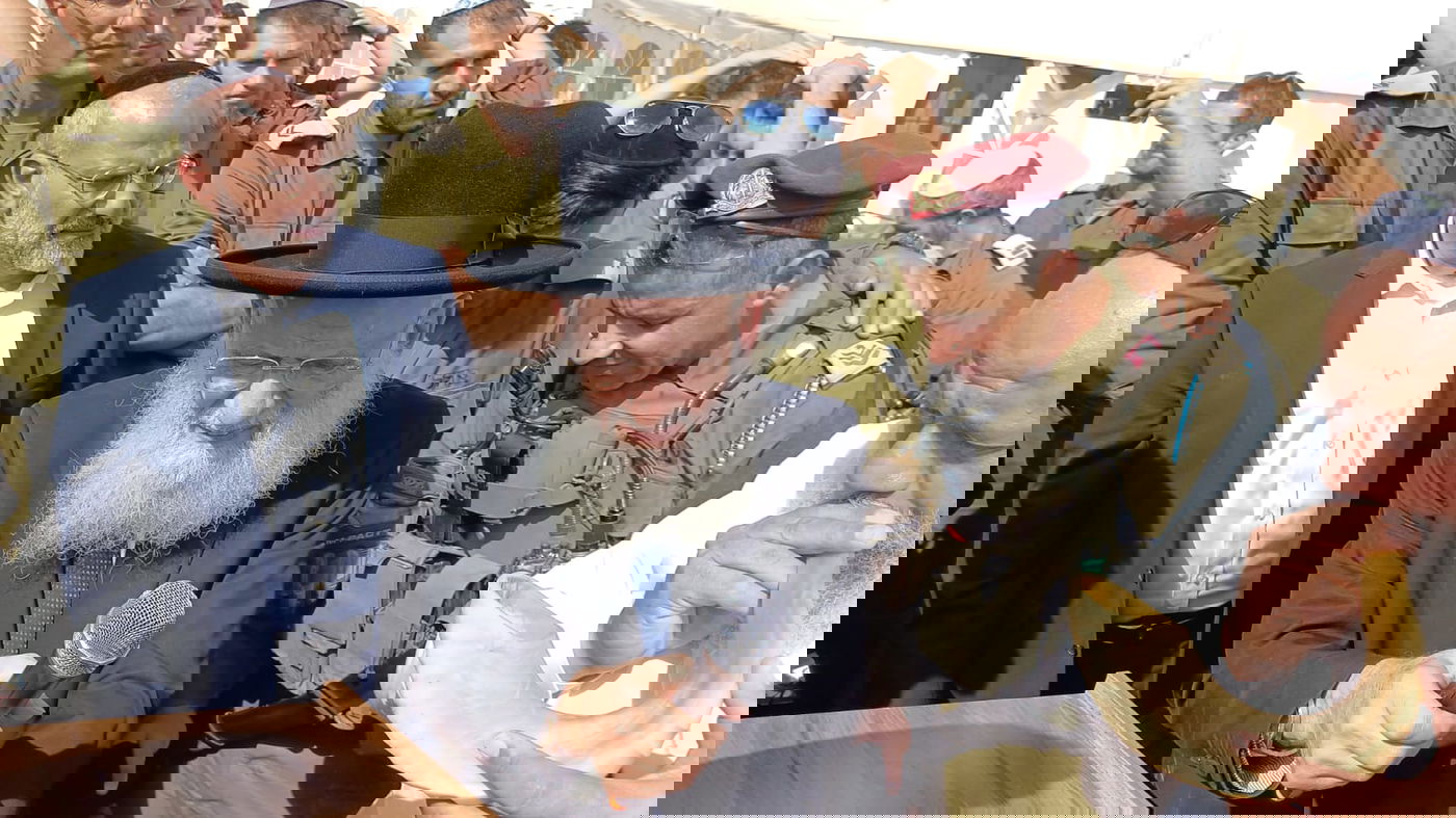 מרגש: הגאון רבי ראובן אלבז התפלל ורקד עם הלוחמים בדרום