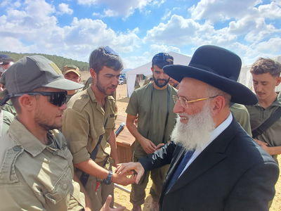 מרגש: הגאון רבי ראובן אלבז התפלל ורקד עם הלוחמים בדרום