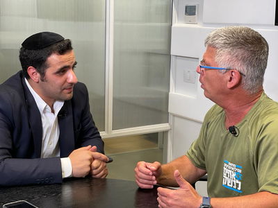 "אתם אחים, לא ניטהר אלא במעיינות אהבת ישראל" | נועם לניר ממובילי מחאת 'אחים לנשק' בשיחה עם ישי כהן