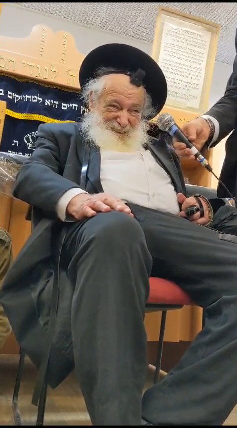 צפו בתשובה המפתיעה של זקן הרבנים הגר"א נבנצל לחיילים בבסיס צאלים