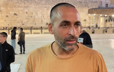 בתפילה בכותל: המסר המצמרר של האב שאשתו ושלושת ילדיו נחטפו לעזה