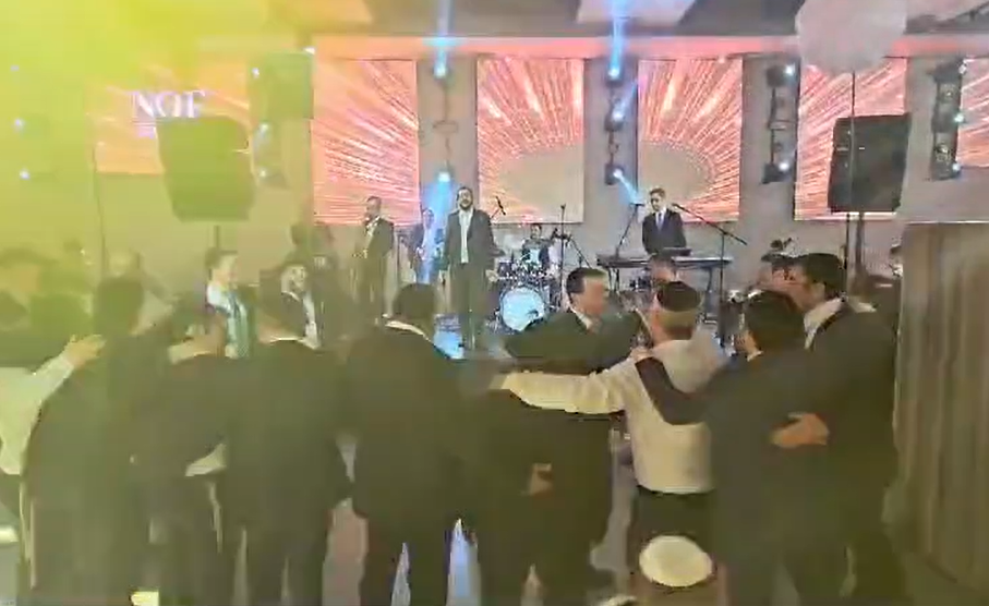 תיעוד בלתי נתפס: שירת 'התקווה' בחתונה חרדית | צפו