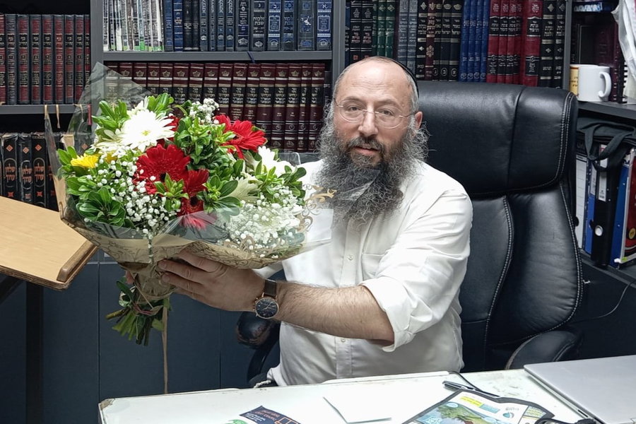 הרב חותה מקבל את הפרחים ומברך את חיילי צה"ל