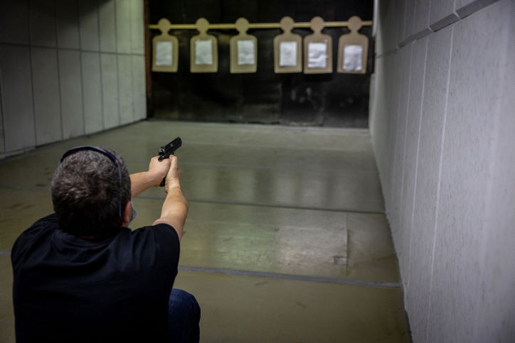 מתחילת המלחמה: 100,000 אזרחים ביקשו רישיון נשק
