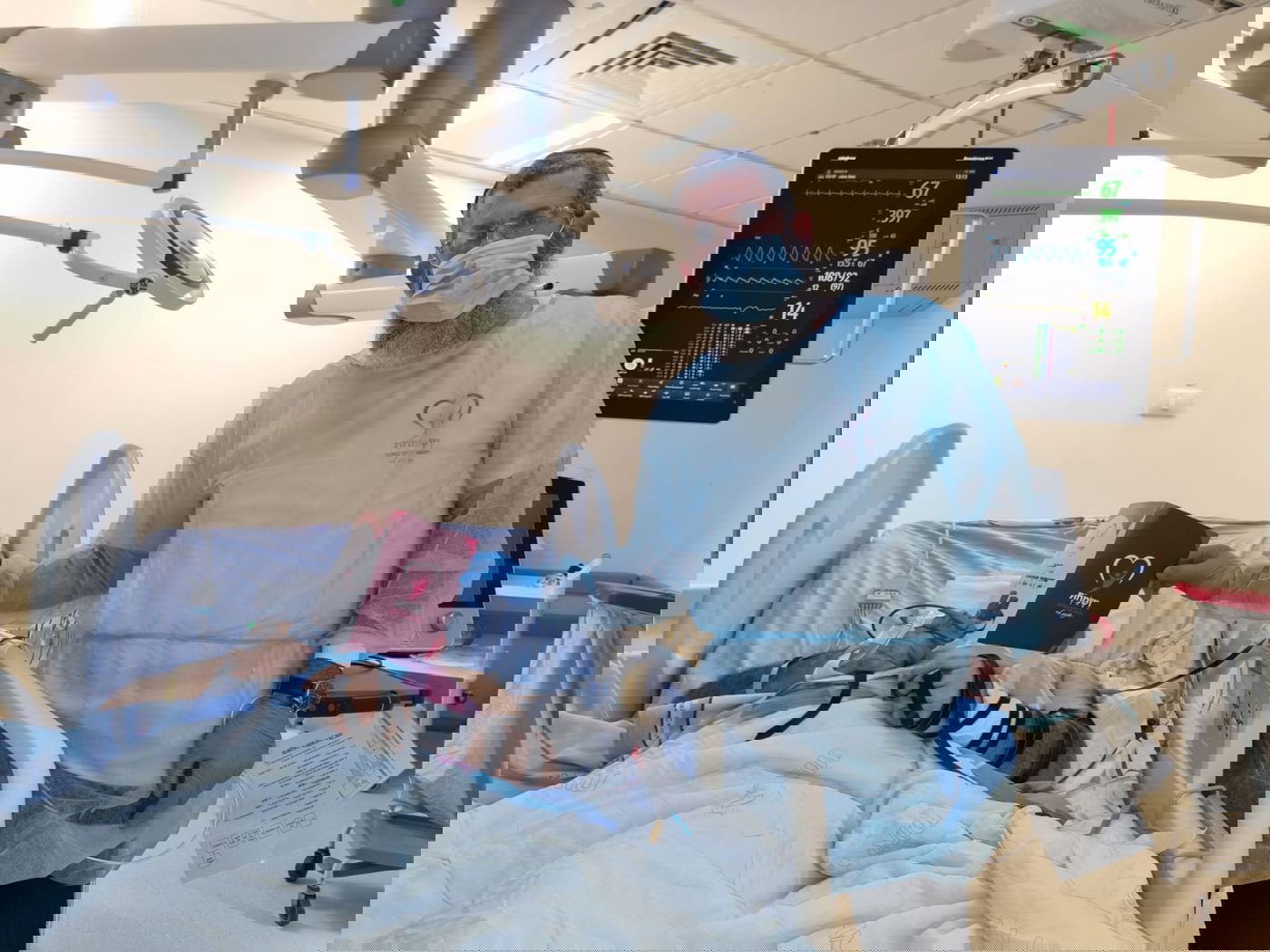 בשגרה, בחירום, בחצר ובחדר הניתוח - הרב לרר מניח תפילין לחולה