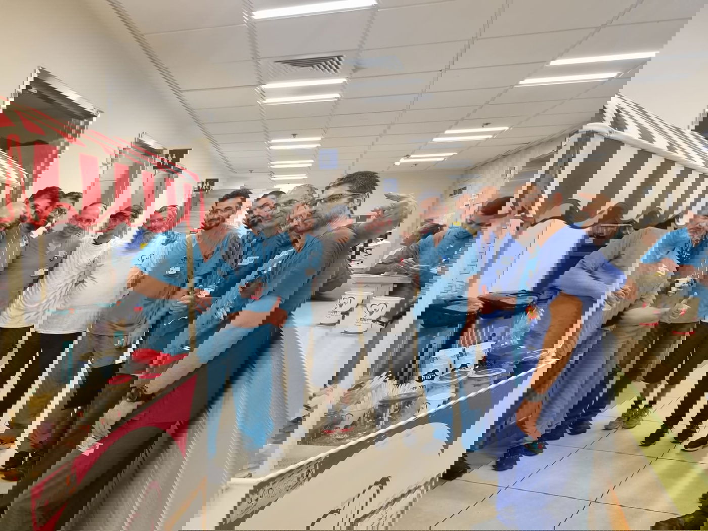 הרב לרר עם הצוות הרפואי במקום