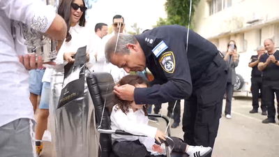 החגיגה התבטלה: הילד בן ה-3 חגג תספורת עם שוטרים | צפו