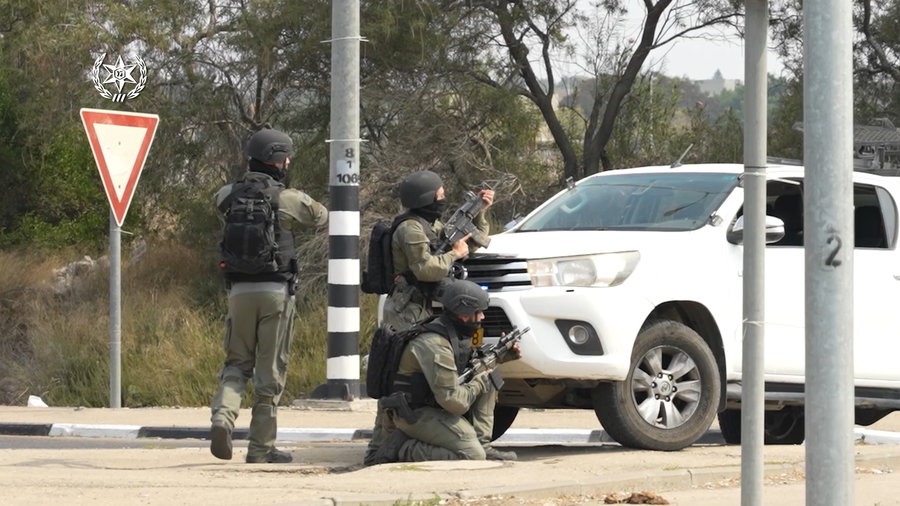 מפקד היחידה, כשלצידו 2 הלוחמים חובשי היחידה, מספר על החילוץ שהציל את חייו של הילד
